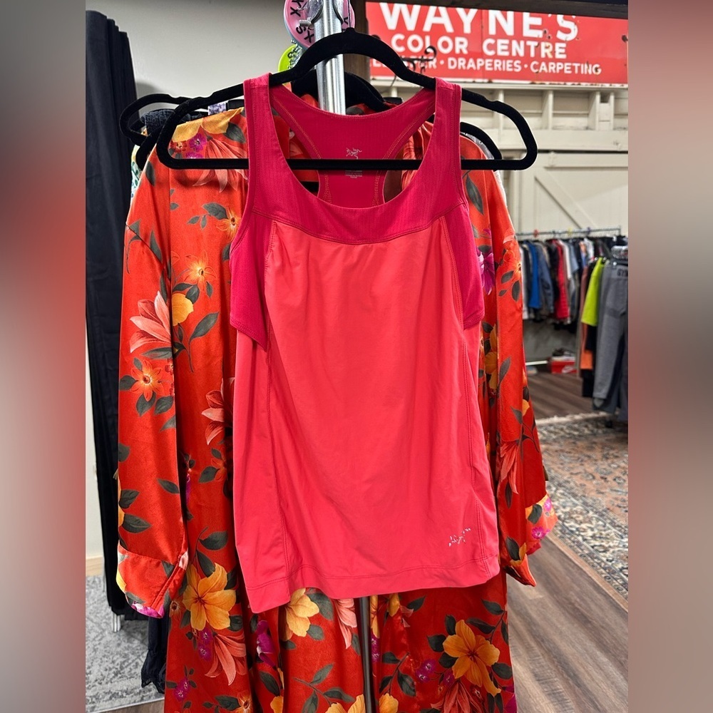 Arc’teryx pink tank top with built in bra support